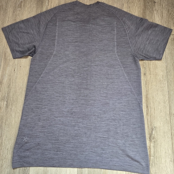 Lululemon Grey Vent Tech Shirt Short Sleeve Size Medium - Picture 4 of 4